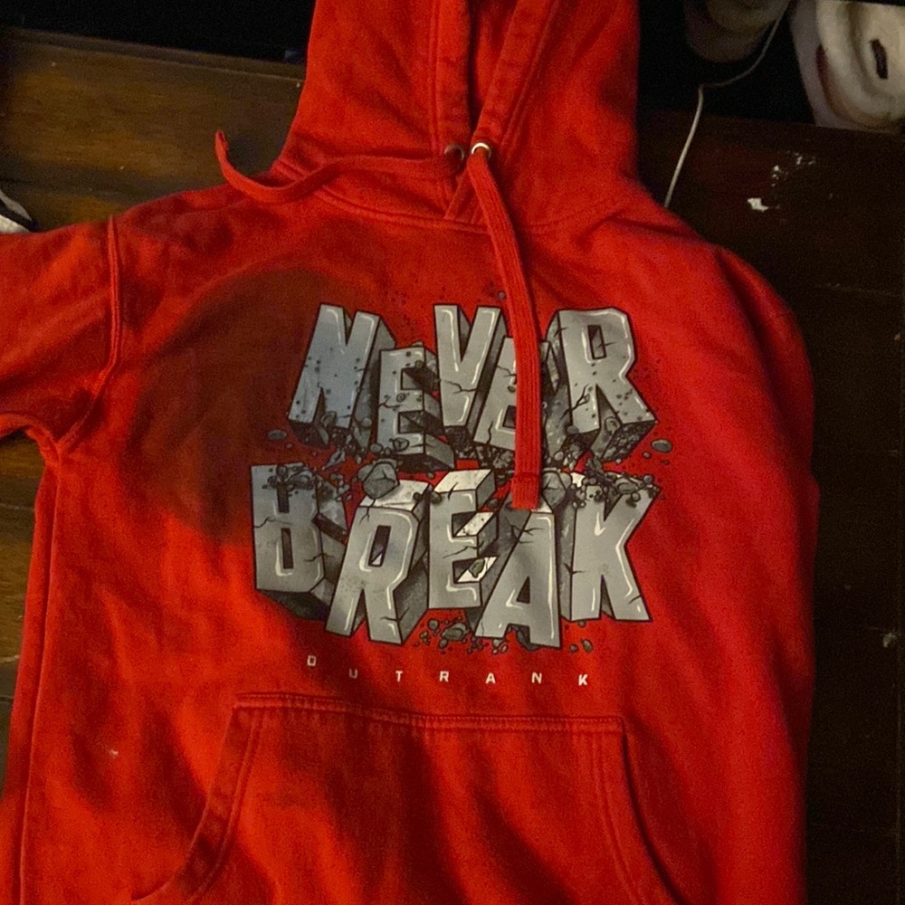 Red hoodie “NEVER BREAK”